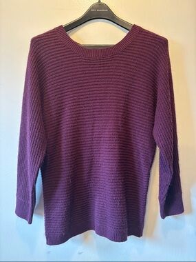 VENUS Ribbed Scoop Crew Sweater in Plum